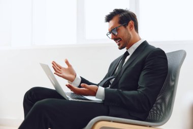 Erkek ofis işyeri işadamı başarılı iş adamı mutlu iş adamı dizüstü bilgisayar şirketi kazananı bilgisayar masası yetişkin sandalye girişimcisi teknolojisi