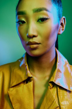 Kadın kadın, sarı stil yeşil çok renkli neon moda oldukça renkli arkaplan modeli güzellik parlak moda disko sanat ışığı parlıyor