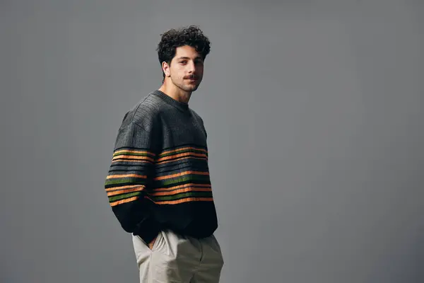 Hombre Joven Confiado Moda Suéter Casual Cara Mano Hermoso Estilo —  Fotos de Stock