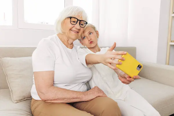 Telefone Juntos Sorrindo Neta Avó Selfie Criança Família Vínculo Abraço — Fotografia de Stock