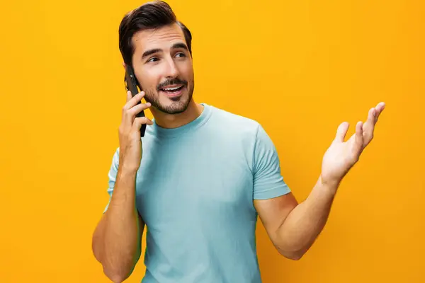 Homem Smartphone Espaço Amarelo Telefone Tecnologia Sorrindo Comunicação Estilo Vida — Fotografia de Stock