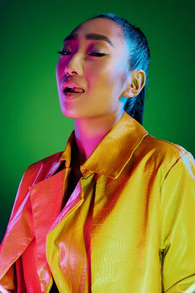 Porträtt Kvinna Neon Gör Asiatisk Skönhet Attraktiv Mode Grön Glans — Stockfoto