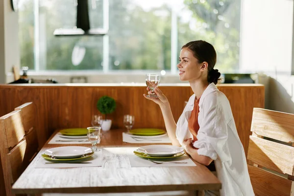 Femme Élégante Assise Table Avec Beau Sourire Intérieur Moderne Maison — Photo