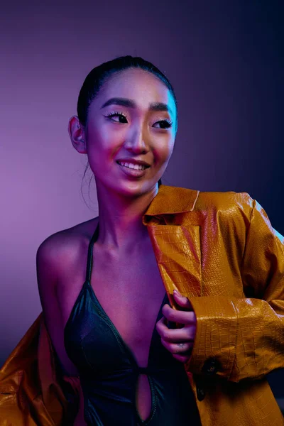 Kvinna Lila Make Stil Lyx Disco Brunett Vogue Neon Modell — Stockfoto