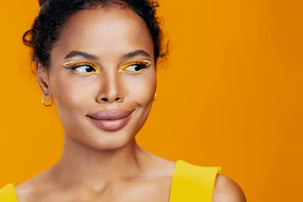 Kadın Güzelliği Afrikalı Stili Stüdyo Sarısı Kozmetik Cilt Makyajı Güzel — Stok fotoğraf
