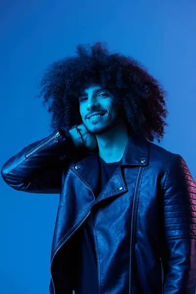 Portrait Homme Mode Aux Cheveux Bouclés Sur Fond Bleu Multinational — Photo