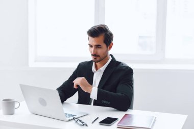 Duraklayan adam iş arıyor, dinleniyor, yetişkin bilgisayarı pozitif, girişimci ofis çalışanı iş adamının arkasında profesyonel bir yer.