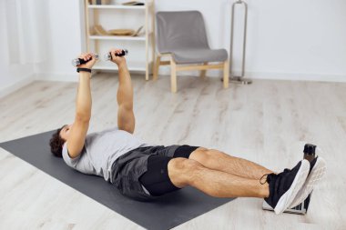 hobi adamı gri spor paspas yoga ev halterleri oda yaşam tarzına uygun beden aktivitesi spor salonu sağlık eğitimi