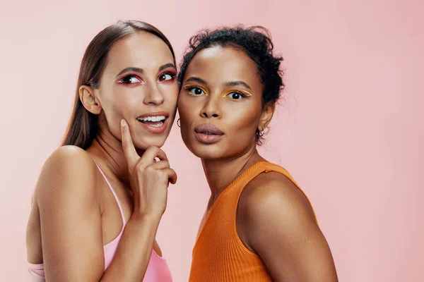 Make Vrouw Gezicht Studio Huid Kleurrijke Gemengde Roze Samen Gelukkig — Stockfoto