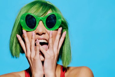Moda kadını peruğu mutlu yüz ifadesi güneş gözlüğü yaşam tarzı güzellik ağız sevimli moda makyaj Asyalı çekici gülümseme yaz mayo bir portre