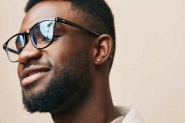 Adam fotokopi modeli portresi Amerikan yaşam tarzı yeşil kıyafet gömlek modern ceket stüdyosu Amerikan bej adam tarzı moda ifadesi afrikalı stil uzay tarzı