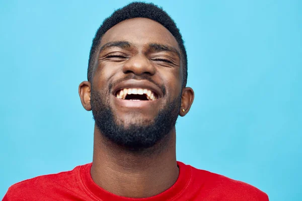 Sonrisa Hombre Azul Moda Blanco Africano Rojo Positivo Retrato Confiado —  Fotos de Stock