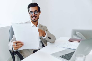 Gülümseyen kağıt, mutlu gözlük, iş adamı, erkek ofis dizüstü bilgisayar yöneticisi planlama şirketinde çalışıyor.