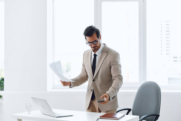 Холдинг позитивный компания с использованием рабочего места счастливый белый ноутбук документ бумага победитель делового костюма бизнес успех мужской образ жизни привлекательное планирование