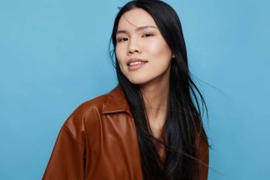 Mutlu kadın Koreli neşe stüdyosu mavi arka plan güzel saçlar uzun Asya tarzı moda Japon yaşam tarzı trend kız çekici sevimli gülümseme bayan kendinden emin