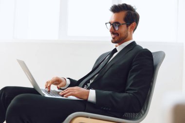 Erkek işi yetişkin adam zaferini kutluyor mutlu laptop koltuğu işi teknoloji iş adamı iş adamı ofis sahibi şirket sahibi erkek işgali görünüşe göre jest yapıyor