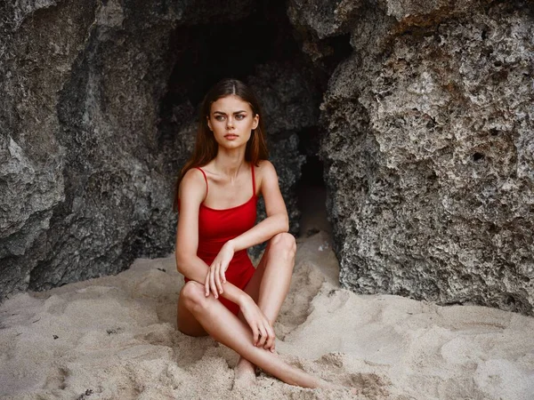 Frau Rotem Badeanzug Sitzt Den Felsen Sand Mit Einer Schönen — Stockfoto