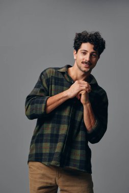 Adam pozitif kopyasal alan stili beyaz stüdyo hippisi gülüşü İspanyol gömlekli moda damalı yakışıklı erkek moda grisi