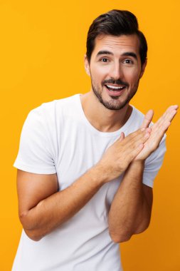 Erkek portresi tasviri, ön plan modeli, yaşam tarzı, beyaz uzay manzarası günlük stüdyo gömleği, kot pantolon, sarı boş gömlek.