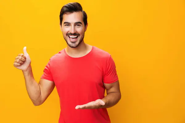 Trendy Άνθρωπος Αυτοπεποίθηση Χαρούμενα Γέλιο Χειρονομία Βραχίονα Επιχειρήσεων Κίτρινο Μοντέλο — Φωτογραφία Αρχείου