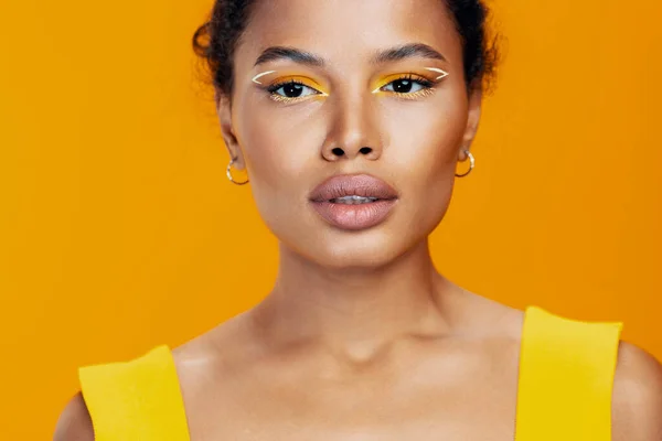 Kadın Sarı Siyah Makyajlı Yaratıcı Yüz Etnik Güzellik Kozmetolojisi Renkli — Stok fotoğraf