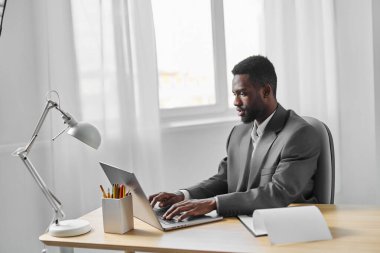 Ofis çalışanı masa başı programcısı uzay eğitimi konferansı bağımsız dizüstü bilgisayar teknolojisi serbest ev öğrencisi online Amerikalı işçi erkek çalışan boş afrikalı iş