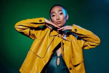 Neon kadın canlı disko lüks trend ışık çok renkli stüdyo bayan çekici yeşil güzellik renkli sarı cilt moda