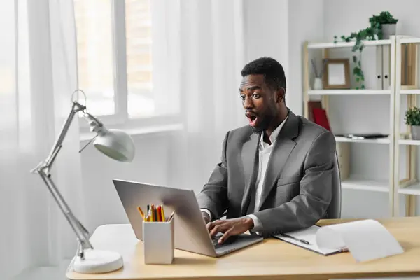 Computer Man Modern Education American Office Workplace Distance African Person — Stock Photo, Image