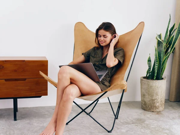 女自由撰稿人坐在椅子上 带着笔记本电脑工作在家里微笑 时髦的斯堪的纳维亚内部生活方式 复制空间 高质量的照片 — 图库照片
