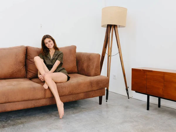 Jonge Vrouw Model Zitten Bank Thuis Glimlachend Ontspannen Moderne Interieur — Stockfoto