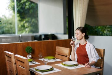 Kapalı alanda güzellik masası bir kahve yaşam tarzı kadın yemek restoranı yetişkin görünümlü güzel beyaz kafeterya bayan kafeterya kızı çekici bir kadın.