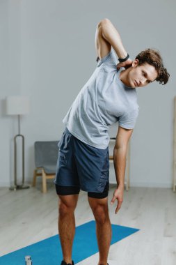 Fitness adamı evde yaşam tarzı halterler vücut egzersizi ev içi sağlık sağlığı spor eğitimi egzersiz egzersiz egzersiz germe egzersizi