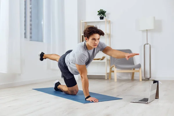 Sport Uomo Adulto Atleta Laptop Salute Stretching Vivere Casa Esercizio — Foto Stock