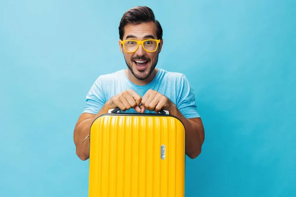 男の旅ヒップスターチケットホリデー週末コピー旅行者ツアースタジオ休暇旅行黄色い旅行スタイルの宇宙背景飛行青い手荷物ライフスタイルの荷物旅行男幸せなスーツケース — ストック写真