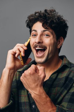 Stüdyo adamı yakışıklı, şık bir telefon tebessümü yaşam tarzı izole edilmiş beyaz İspanyol teknoloji çekici gömlek akıllı arka plan mutlu yakın plan portre