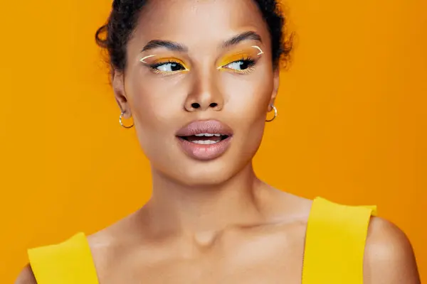 Cosmetología Mujer Rosa Estudio Hermoso Estilo Belleza Retrato Amarillo Creativo —  Fotos de Stock