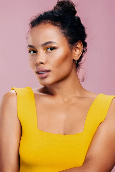 Portret Vrouw Cosmetologie Geel Make Glimlach Mooie Kleurrijke Zwarte Huid — Stockfoto
