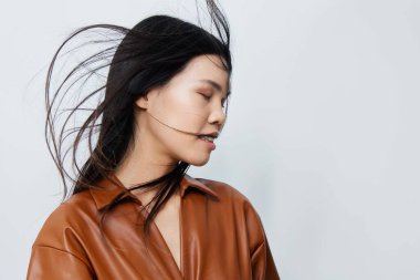 Kadın siyahi kadınlık çekici saçlar seksi kozmetik güzellik salonu cazibesi uzun sevimli kız model Kore modeli saç kesimi zarif bej rengi Asya makyajı