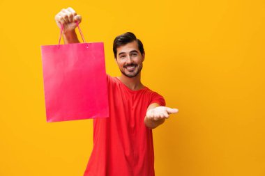 Dükkan sahibi izole edilmiş, indirimli alışveriş paketleri alıyor, kadınlar sarı hediye alıyor, müşterilere tatil hediyesi, sürpriz mağaza portresi alıyor, moda hayatı satın alıyor, mutlu oluyor.