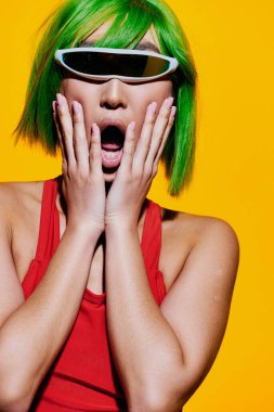 Siyah yaz portresi şok olmuş kadın güneş gözlüğü eski moda moda gülümseme neşeli peruk beyaz saç Asyalı mayo moda