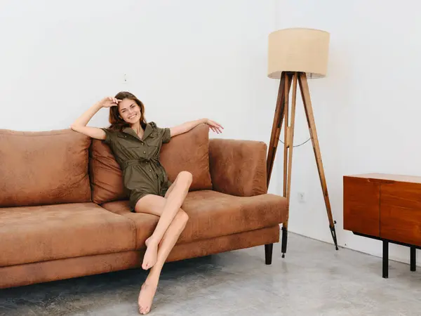 Modelo Jovem Mulher Sentada Sofá Casa Sorrindo Relaxante Estilo Vida — Fotografia de Stock