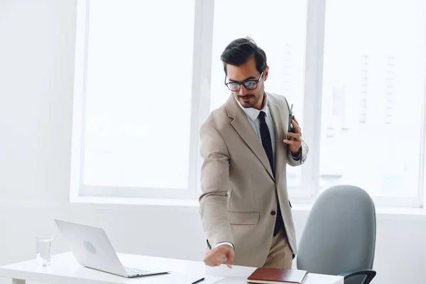 Man Kostym Bärbar Dator Mobiltelefon Manager Framgångsrik Sittande Video Business — Stockfoto
