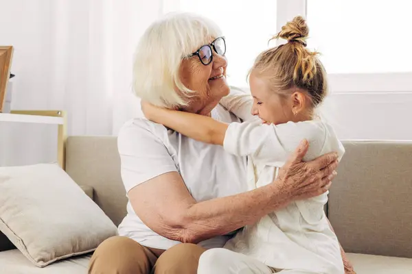 Frau Lifestyle Mutter Bonding Sofa Enkel Sitzen Couch Hause Glücklich — Stockfoto