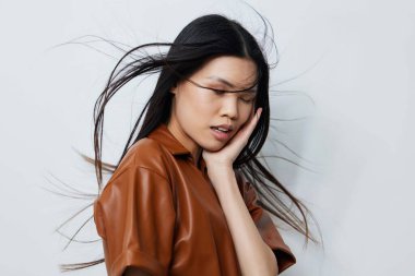 Kadın kozmetik çekici kuaför kız Asyalı bej yüz çekici siyah saç güzel güzel saç güzel portre uzun model