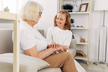 Yaşlı kadın, büyükanne, çocuk, kanepe, mutlu torun, mutlu aile, yaşam tarzı, sevgili kız, yaşlı ana kanepeye sarılma.