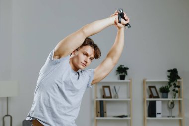 Dambıllar, erkek yaşam tarzı egzersizi, kapalı alanda aktif yetişkin eğitimi, erkek sağlığı fiziksel kas germe, ev eğitimi, karantina spor salonu, çevrimiçi gri ev.