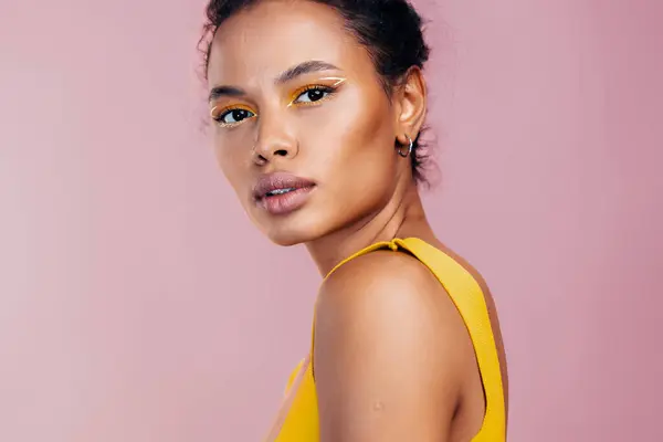 Belleza Mujer Cosmético Estudio Negro Cosmetología Amarillo Piel Maquillaje Moda —  Fotos de Stock