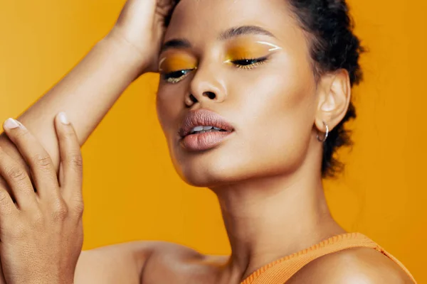 Cosmetologie Vrouw Make Kleurrijke Creatieve Mooie Schoonheid Stijl Zwart Gezicht — Stockfoto