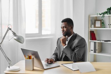 Man Bilgisayar Ofisi Şirketler Evi Serbest Programcı Öğrenci Çevrimiçi Mesafe İş İşi Serbest Amerikan Uzay Dizüstü Bilgisayarı Boş Çalışan Afrikalı Modern Konferans Eğitimi