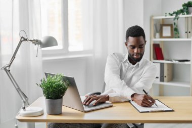 Man Space Eğitim Ofisi bilgisayar işyeri Afrikalı erkek siber uzay serbest meslek öğrencisi Amerikalı online iş adamı İnternet fotokopisi Girişimci Bilgisayarı kullanarak